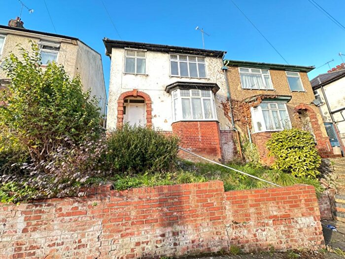 3 Bedroom Semi-Detached House To Rent In Farley Hill, Luton, Bedfordshire, LU1