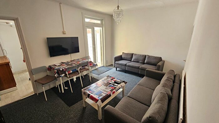 4 Bedroom Terraced House To Rent In De Beauvoir Road, Reading, RG1