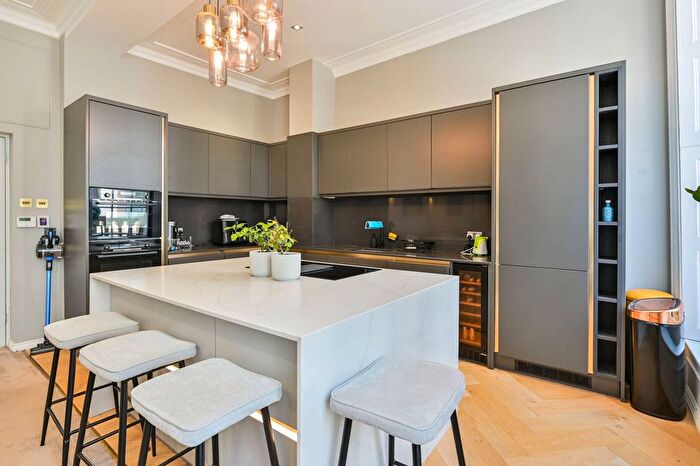 2 Bedroom Flat To Rent In Southwark Bridge Road, London Bridge, London, SE1