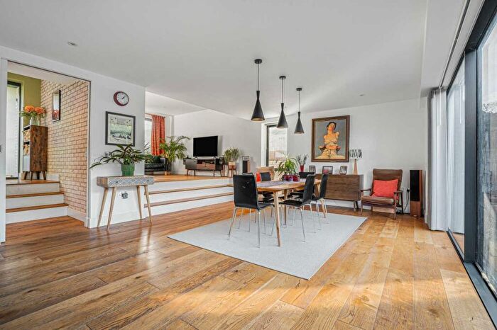 5 Bedroom Detached House For Sale In Greys Road, Henley-on-Thames, RG9