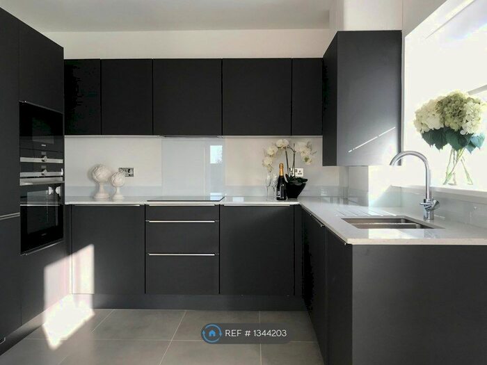 2 Bedroom Flat To Rent In Sovereign Place, Tunbridge Wells, TN4