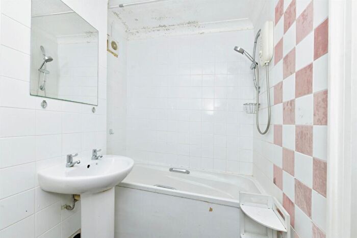 1 Bedroom Flat For Sale In Clarence Court, Plymouth, PL1