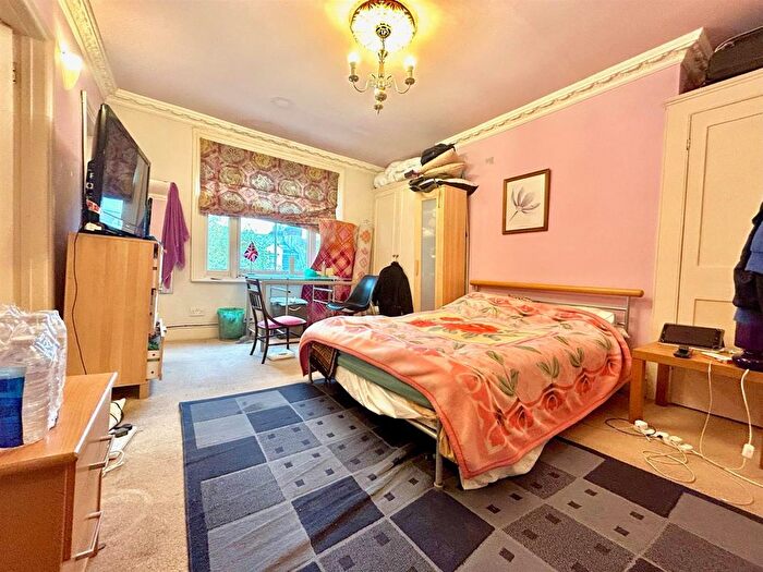 Studio To Rent In Barclay Road, London, SW6