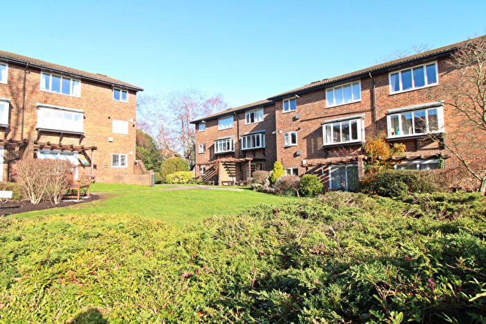 2 Bedroom Flat For Sale In Kingsleigh Walk, Bromley, BR2