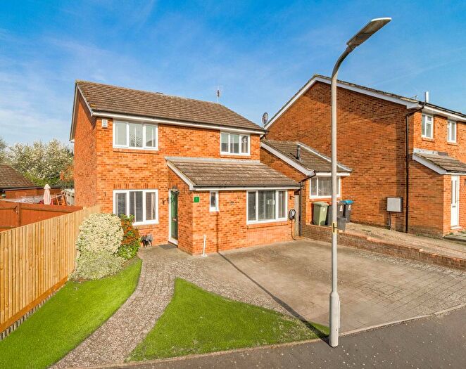 4 Bedroom Detached House For Sale In Lagonda Close, Newport Pagnell, MK16