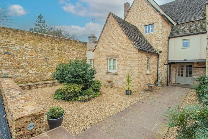 2 Bedroom Apartment For Sale In Tetbury Town Centre, GL8