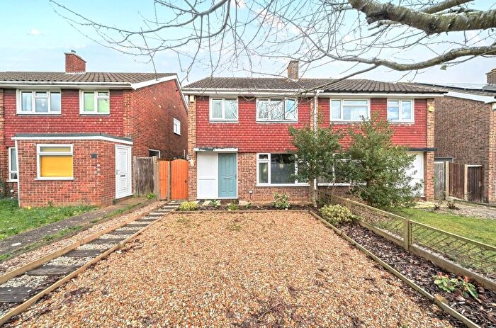 3 Bedroom Semi Detached House For Sale In Carisbrooke Way, Bedford, MK41