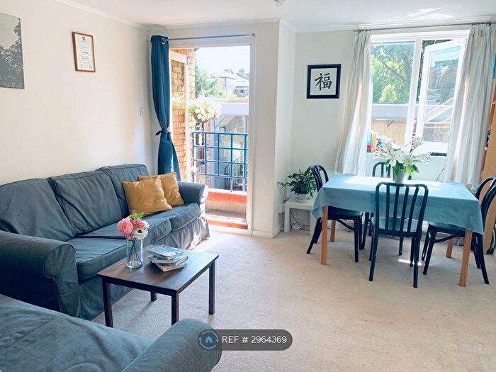 2 Bedroom Flat To Rent In St Johns Hill, London, SW11