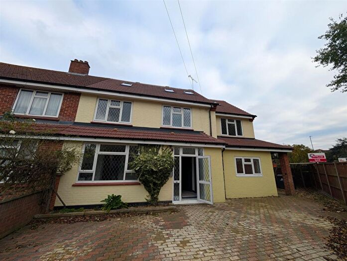 Studio To Rent In Court Mead, Northolt, UB5