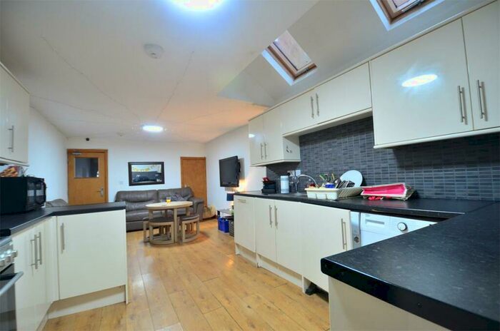 3 Bedroom End Of Terrace House To Rent In / Academic Year Lovely Double Bedroom, Bathroom Student House, Selly Oak, Free Ultrafast M Broadband, B29