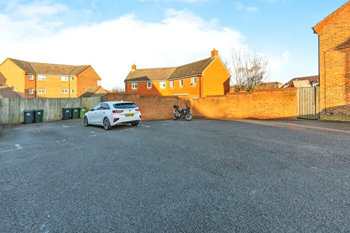 1 Bedroom Flat For Sale In Holt Close, Singleton, Ashford, TN23