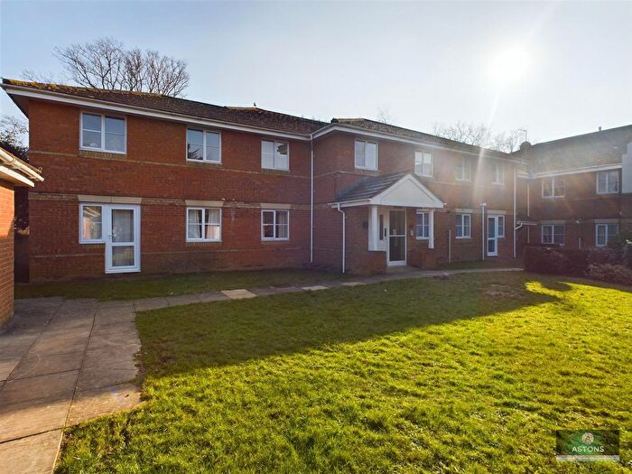 2 Bedroom Flat For Sale In Tinsley Lane, Crawley, RH10