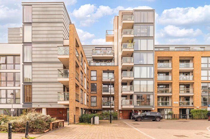 2 Bedroom Flat For Sale In Canalside Square, Islington, N1