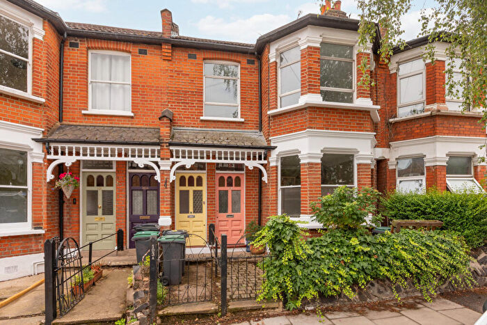 2 Bedroom Maisonette For Sale In South View Road, London, N8