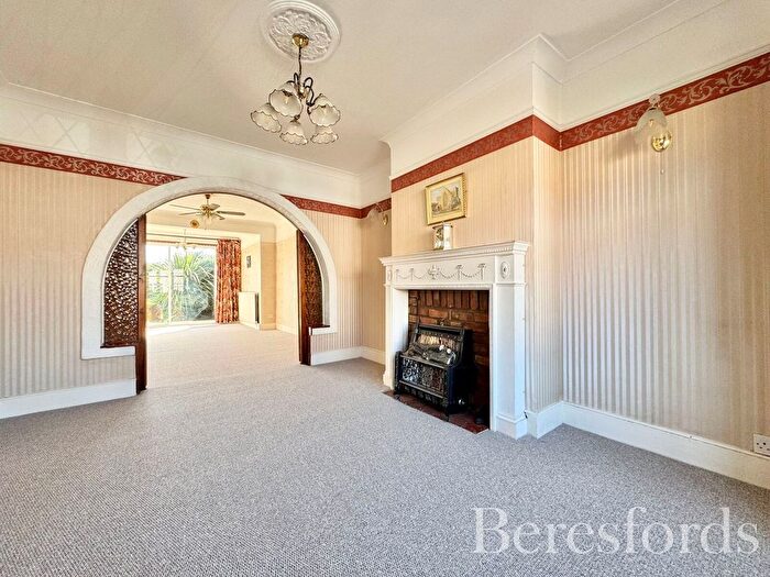 2 Bedroom Bungalow For Sale In Norman Road, Hornchurch, RM11