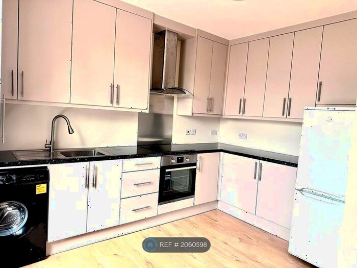 2 Bedroom Flat To Rent In Kings Road, Fleet, GU51