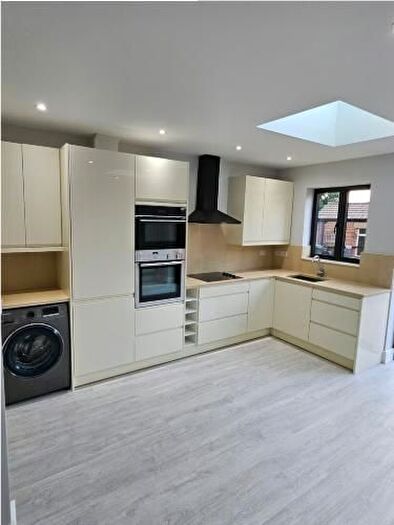 5 Bedroom Detached House To Rent In Oxford Close, Wood Green, London, N9