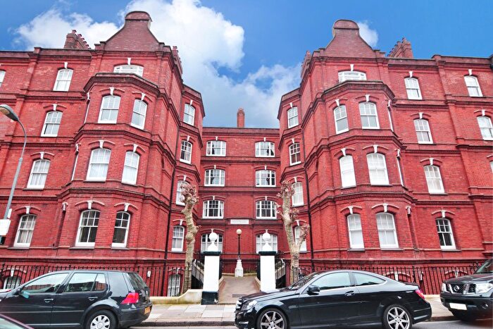 2 Bedroom Flat To Rent In Queen's Club Gardens, Barons Court, W14