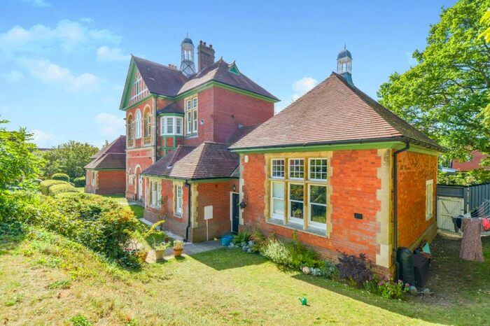 2 Bedroom Apartment To Rent In Goldsmith Way, AL3