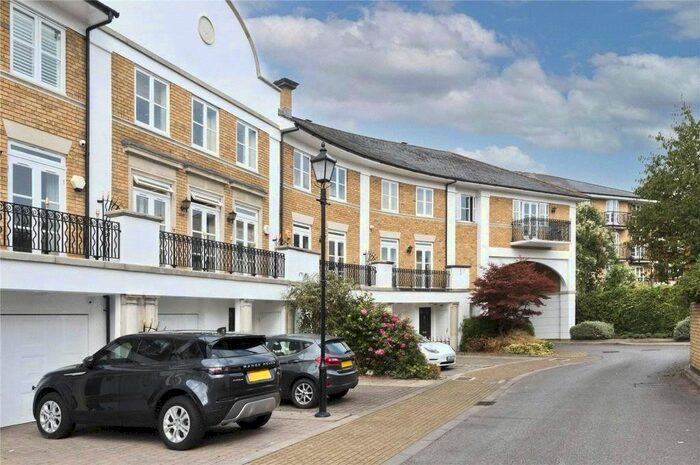 3 Bedroom End Of Terrace House To Rent In Thames Crescent, London, W4