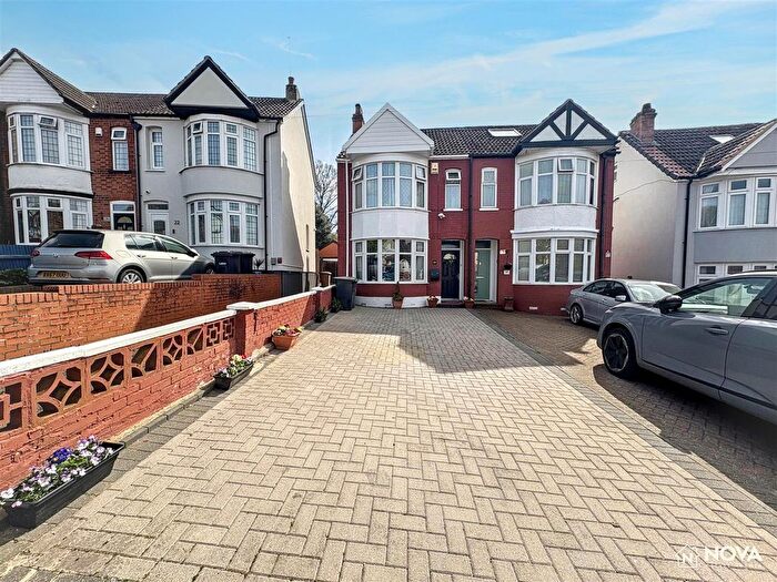 3 Bedroom Property For Sale In Wardown Crescent, Luton, LU2