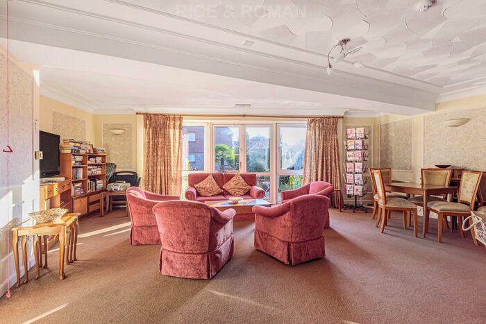 1 Bedroom Flat For Sale In Bridge Court, Weybridge, KT13