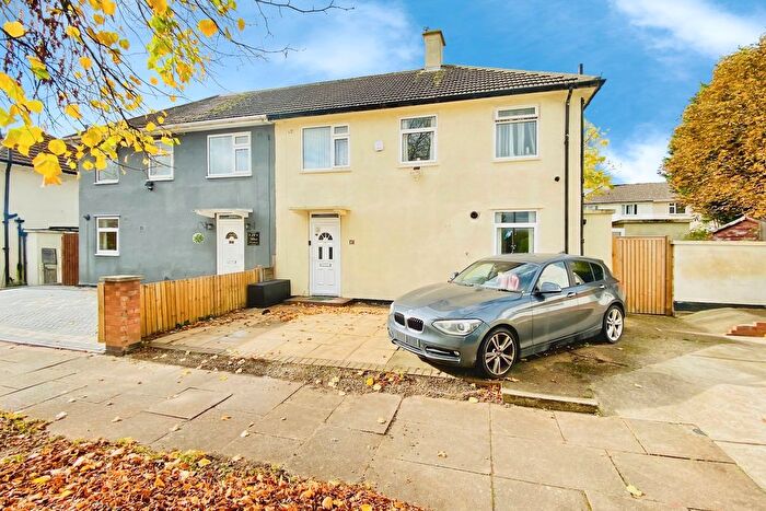 3 Bedroom Semi Detached House For Sale In Glenhills Boulevard, Leicester, LE2