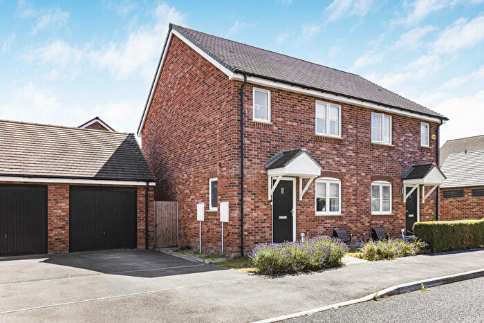 3 Bedroom Semi-Detached House For Sale In Queens Row, Grove, OX12