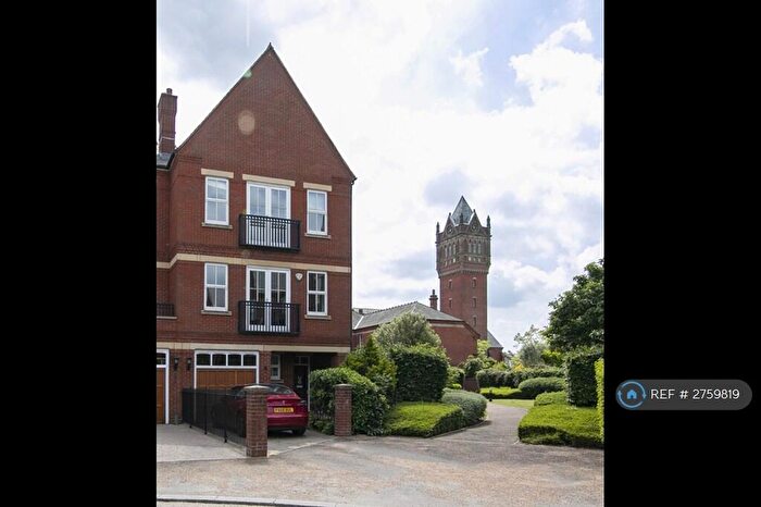 4 Bedroom Semi-Detached House To Rent In Brandesbury Square, Woodford Green, IG8