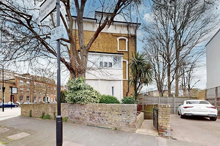 2 Bedroom Maisonette For Sale In Southgate Road, London, N1