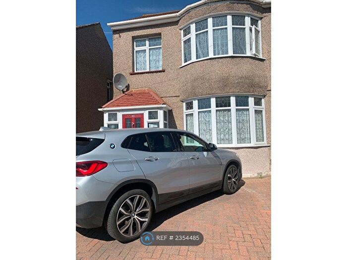 3 Bedroom Semi-Detached House To Rent In Standen Avenue, Hornchurch, RM12
