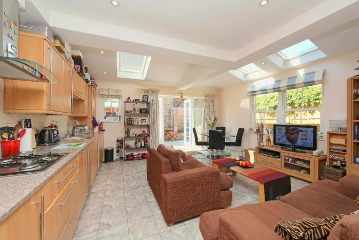 2 Bedroom Flat To Rent In Dundonald Road, Wimbledon, SW19