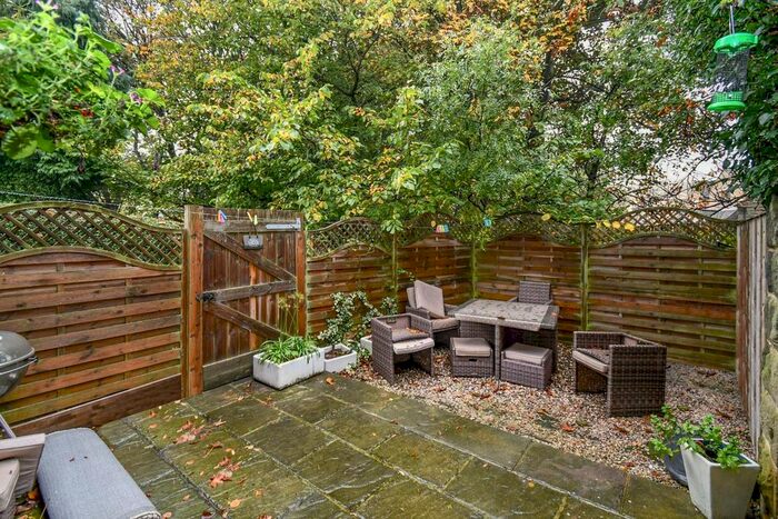2 Bedroom End Of Terrace House To Rent In Park View, Yeadon, Leeds, LS19