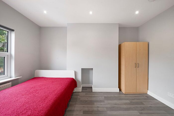 2 Bedroom Flat To Rent In The Avenue, West Ealing, W13