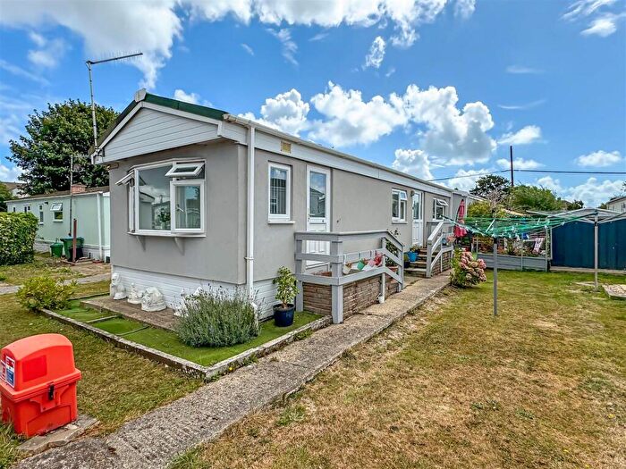 2 Bedroom Park Home For Sale In Thornlea Court, Littlehampton, BN17