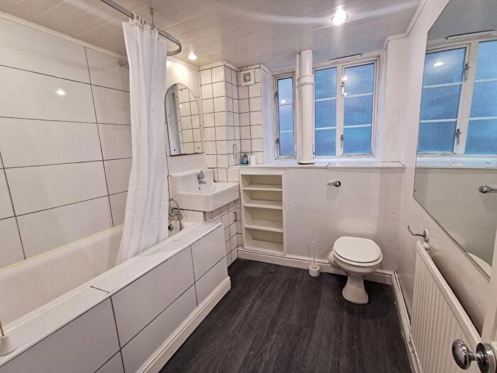 2 Bedroom Apartment To Rent In Carrick House, Caledonian Road, London, N7