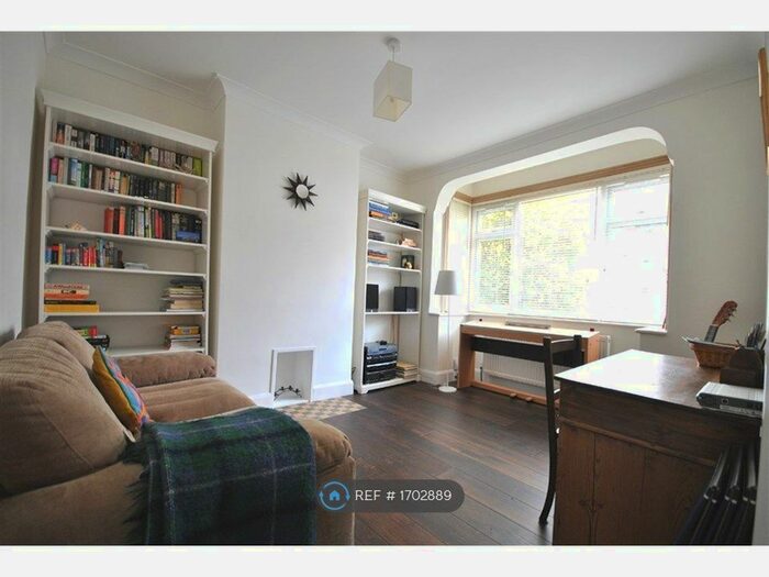 2 Bedroom Flat To Rent In Rothesay Avenue, London, SW20