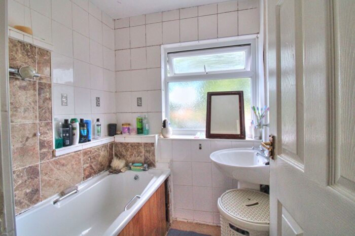 3 Bedroom Town House For Sale In Long Riding, Basildon, SS14