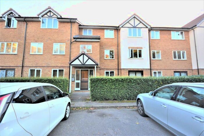 Studio To Rent In Raven Close, London, NW9