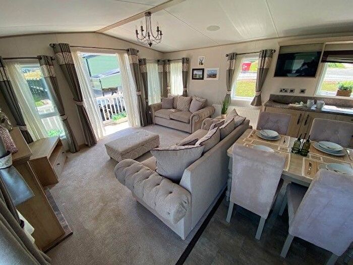2 Bedroom Mobile/park Home For Sale In Newhaven, Buxton, SK17