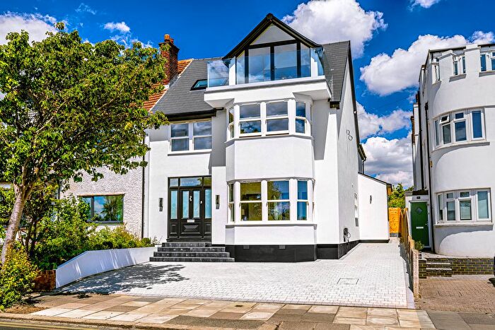 2 Bedroom Flat To Rent In The Ridgeway, Westcliff-On-Sea, SS0