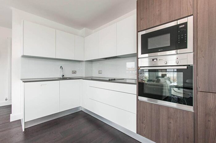 3 Bedroom Flat To Rent In Duke Of Wellington Avenue, Woolwich, SE18