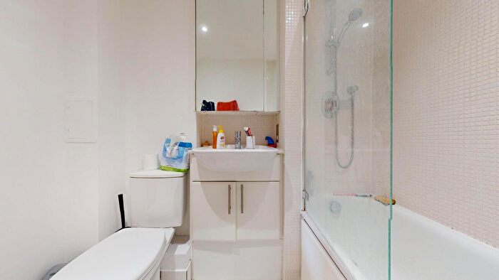 2 Bedroom Flat For Sale In Gainsborough House, Cassilis Road, Canary Wharf, London, E14