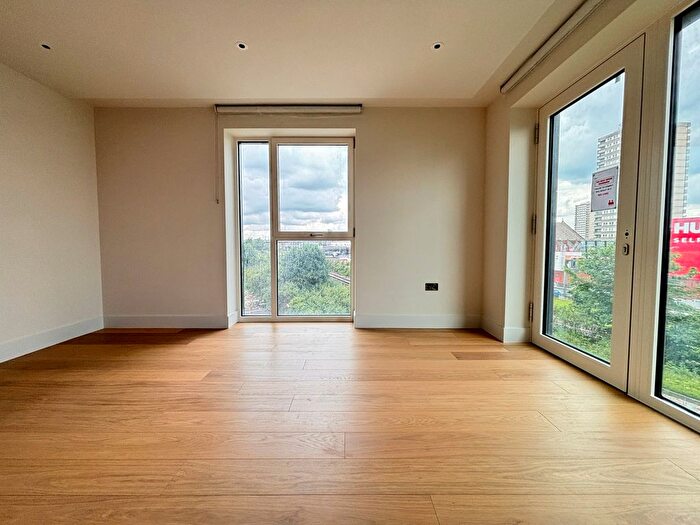 1 Bedroom Flat To Rent In Reflection Apartments, Cascade Way, W12