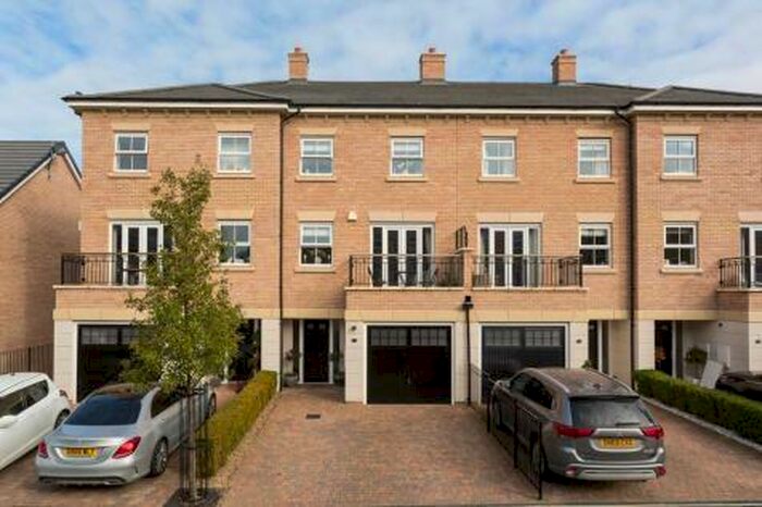 4 Bedroom Town House To Rent In St. Andrews Walk, Newton Kyme, LS24