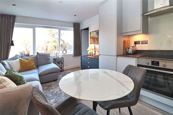 1 Bedroom Flat For Sale In Woking, Surrey, GU21