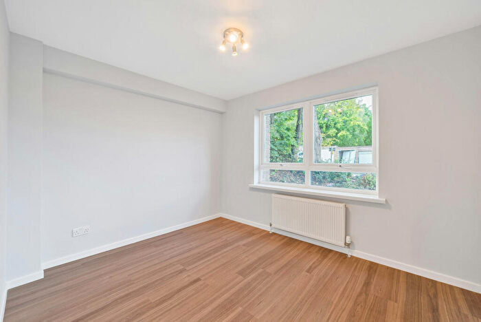 3 Bedroom Flat To Rent In Harvey Road, Guildford, Surrey, GU1