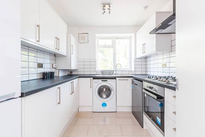 3 Bedroom Flat To Rent In Dagnall Street, Battersea, London, SW11