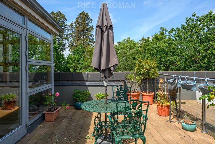 2 Bedroom Flat For Sale In Austin Place, Weybridge, KT13