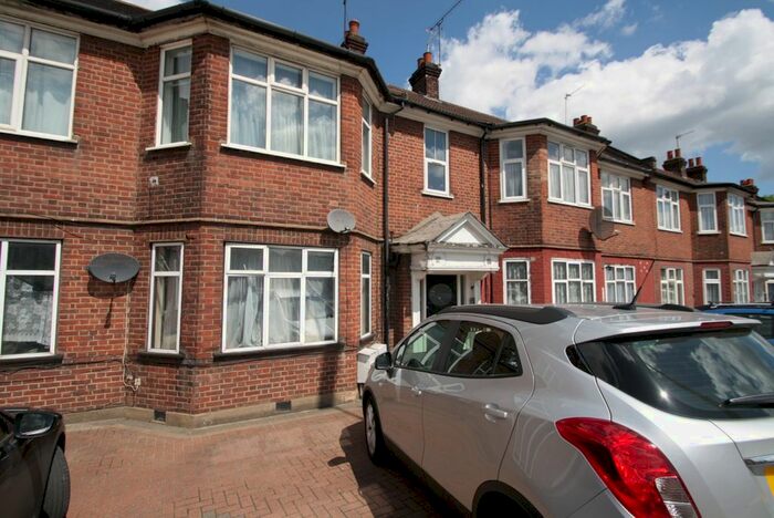 3 Bedroom Flat To Rent In North Circular Road, Palmers Green, N13